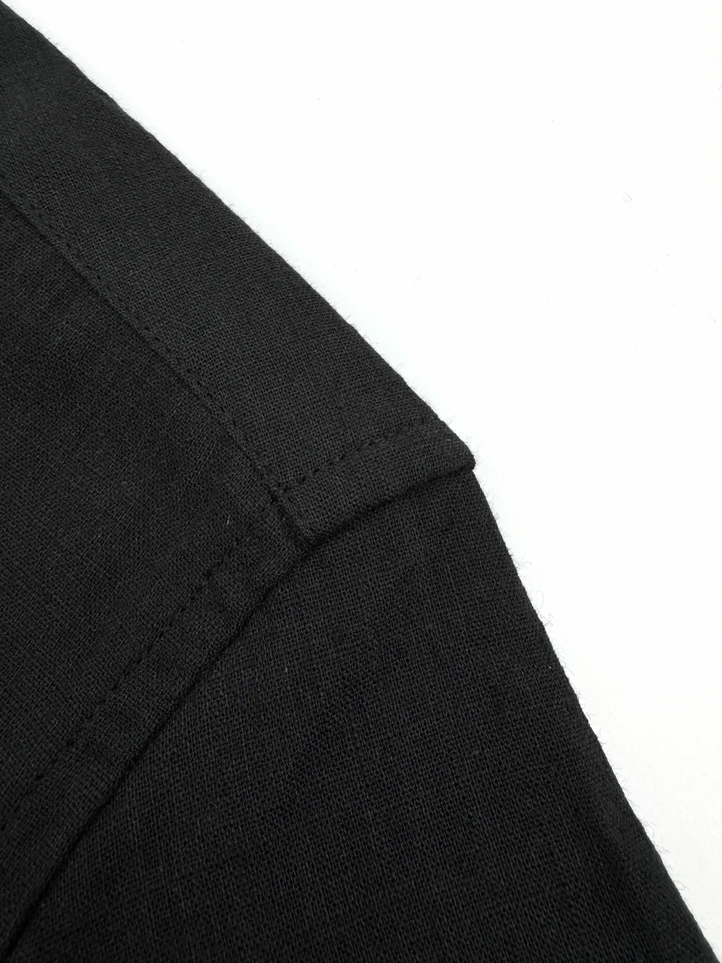 P270 Ralph Lauren logo embroidered short-sleeved shirt. Selected high-quality linen and cotton plain fabric with natural texture and breathability. Tight and smooth, comfortable and close to the skin. Elegantly presented in a deep black. The iconic red pony embroidery is like a smart note jumping on the black canvas. Simple but highly recognizable. The clever design of the external pleated split back shoulder adds a sense of agility and detachment in a minimalist shape. Contains the soul of fashion. Process 1: Adopt imported machine embroidery technology and use advanced computer control systems and precision mechanical components to achieve the iconic pony embroidery operation with high precision and smooth and delicate lines. Process 2: Adopt side-turning buried clamp stitching process, which is smooth and tidy. Process 3: The fabrics have been washed and have a better hand feel. Not easy to deform, not easy to shrink, not easy to fade, and maintain long-term beauty. Accessories: Customized 1:1 thick plate resin buckle Customized 1:1 Ralph Lauren trademark Fit: Loose fit Size: S M L XL Style number: CC926